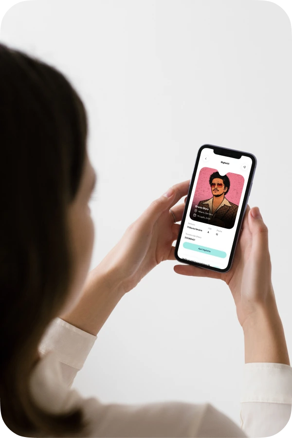 Una persona mostra il suo biglietto nell’app Ticketoo
